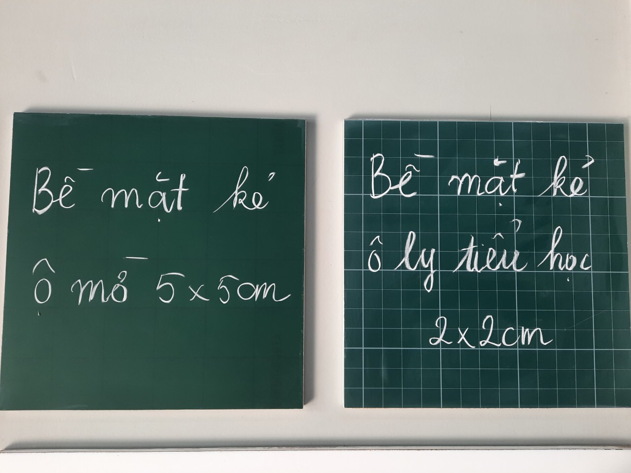 Loại bề mặt bảng từ xanh Hàn Quốc kẻ ô ly 2 x 2 và kẻ ô mờ 5 x 5cm