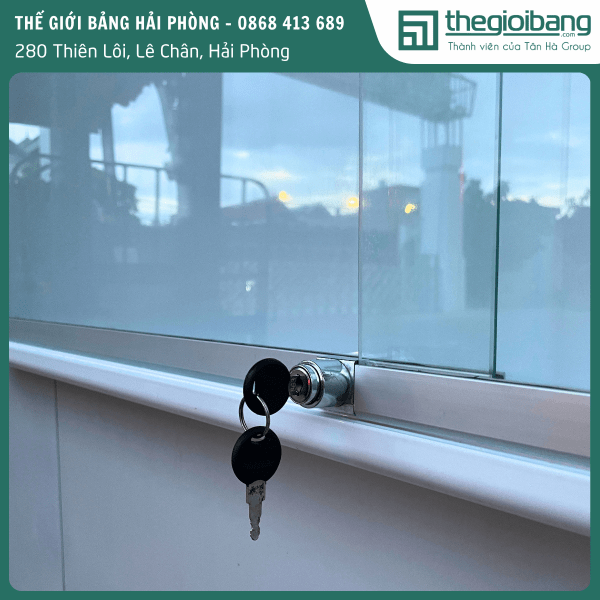 Bảng thông tin treo tường kính lùa 4 Bang thong tin treo tuong co kinh lua (4)