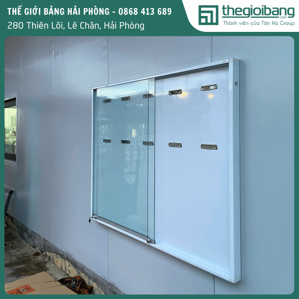 Bảng thông tin treo tường kính lùa 2 Bang thong tin treo tuong co kinh lua (5)