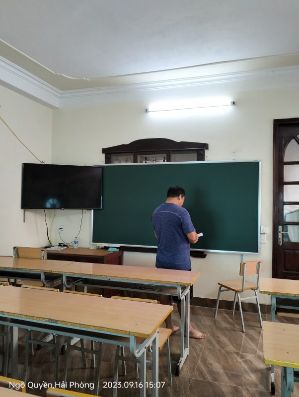 Một phòng học được đầu tư bàn ghế, tivi và bảng viết để cho thuê phòng dạy học