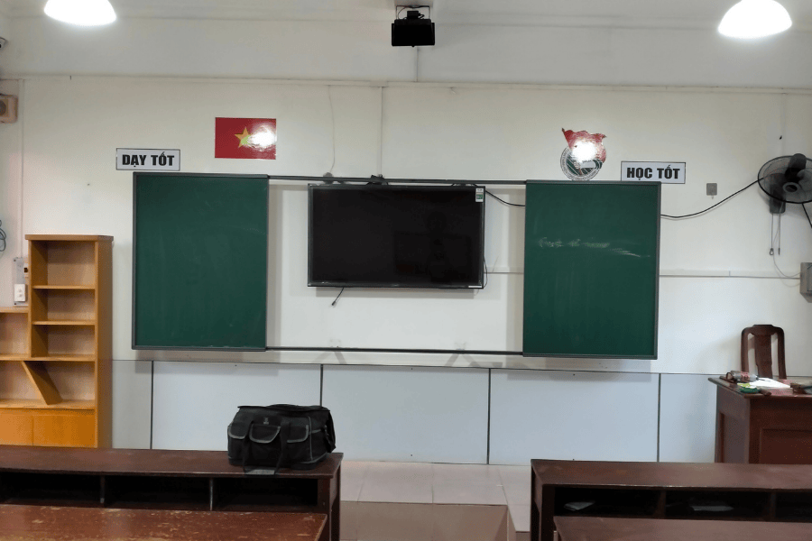 Bảng trượt ngang thông minh lắp tại trường THTP Thăng Long Hải Phòng