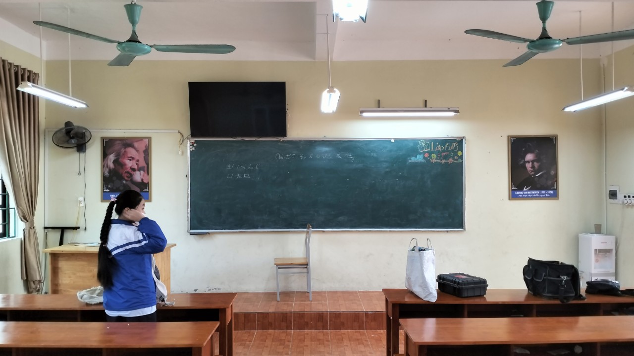 Tivi lắp trên bảng trong lớp học