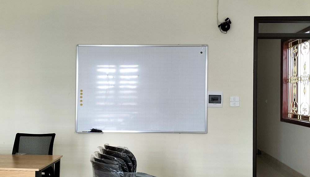 Bảng trắng viết bút lông treo tường tại phòng học