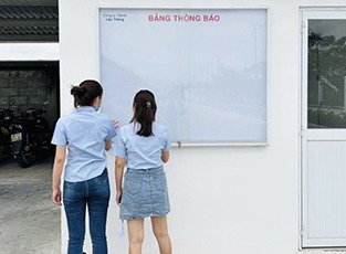 Bảng thông báo có kính